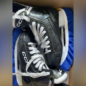 CCM Womens Hockey Skates- US Size 6 (fits 9inch foot length)